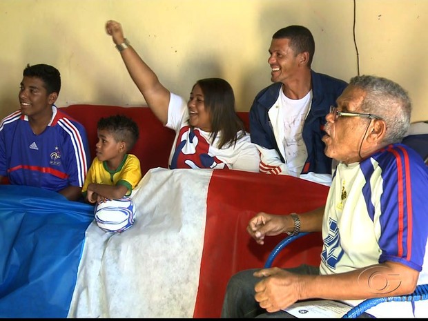 Família de Zidane vibra com jogo da seleção francesa pelas oitavas de final (Foto: Reprodução/TV Gazeta)