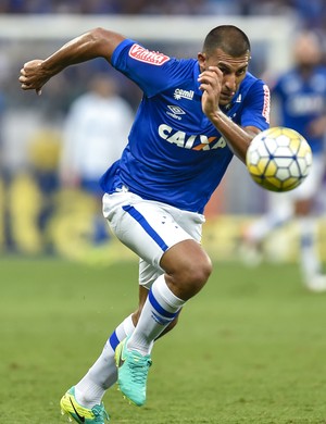 Ramón Ábila em jogo do Cruzeiro (Foto: Juliana Flister/Light Press)