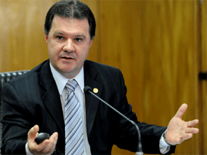 O ministro Carlos Eduardo Gabas apresenta o resultado da Previdência (Foto: Agência Brasil)