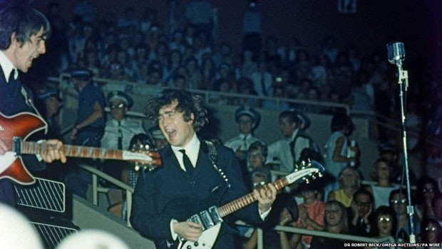Coleção de fotos inéditas dos Beatles, feitas durante a primeira turnê do grupo nos Estados Unidos em 1964, vai a leilão na Grã-Bretanha em março (Foto: Dr Robert Beck/Omega Auctions/PA Wire)