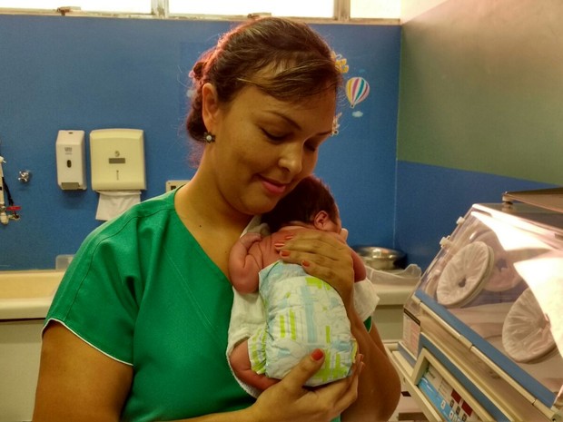 Bebê é encontrado dentro de caixa de sapatos na Avenida Recife (Foto: José Dilernando/ TV Globo)