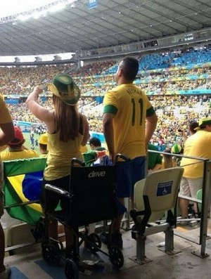 Cadeirante em pé no Castelão durante Brasil x México (Foto: Reprodução/Instagram)