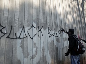 Jovens picham o nome do grupo black blocks durante protesto em São Paulo. (Foto: Caio Kenji/G1)