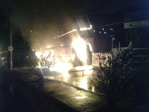 Ônibus foi incendiado no Saco dos Limões na noite de domingo (Foto: Polícia Militar/Divulgação)
