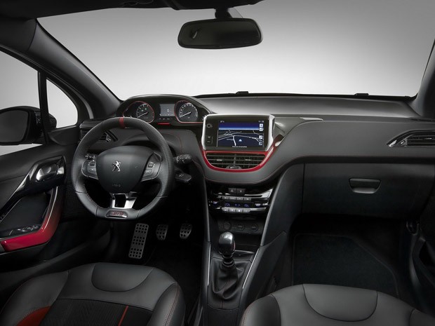 Interior do Peugeot 208 GTi é mais esportivo e tem detalhes exclusivos (Foto: Divulgação)