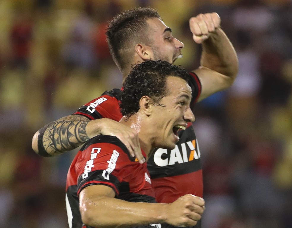 Damião e Vizeu vibram em jogo que ambos foram titulares: goleada por 5 a 1 sobre a Portuguesa no Carioca (Foto: Gilvan de Souza / Flamengo)
