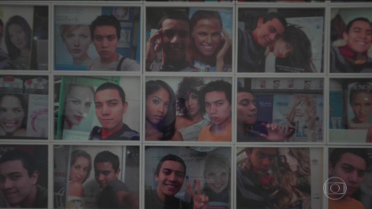 Exposição em Londres transforma selfies em obras de arte