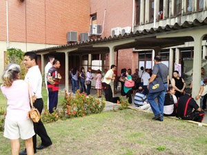 Servidores da UFPB ficaram impedidos de entrar na reitoria por conta do protesto estudantil desta segunda-feira em João Pessoa (Foto: Walter Paparazzo/G1)