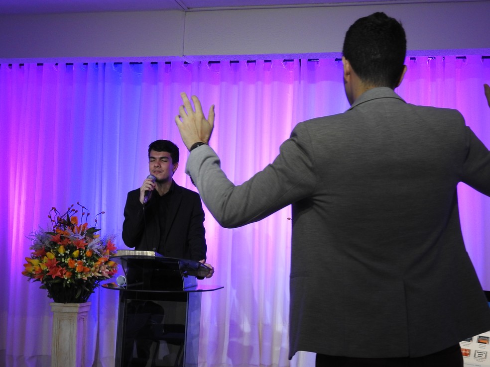 Rafael (de costas) e Lukas fundaram o Ministério Inclusivo Avivar (Foto: Indiara Bessa/G1 AM)