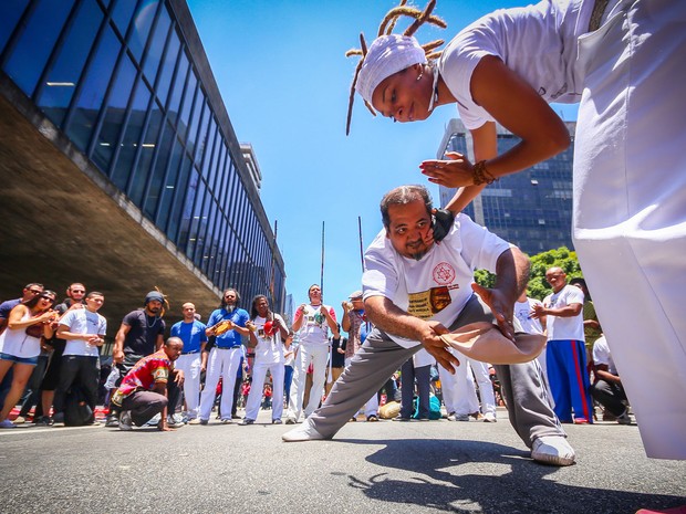 Grupo realiza roda de capoeira em frente ao Masp, na Avenida Paulista, em São Paulo, neste domingo, durante as celebrações do Dia da Consciência Negra (Foto: Dario Oliveira/Código 19/Estadão Conteúdo)