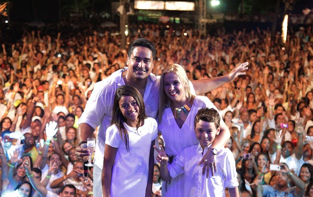 Xanddy reúne a família no palco durante show em noite de Réveillon (Foto: ELIELSON PITA / Divulgação)
