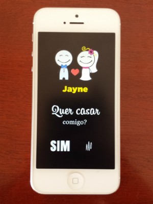 No aplicativo, uma menina caça corações e durante o jogo aparece o pedido na tela do celular. (Foto: Divulgação / Arquivo Pessoal)