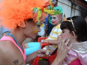 Bloco oferece maquiagem para os foliões durante a concentração (Foto: Frankie Marcone)