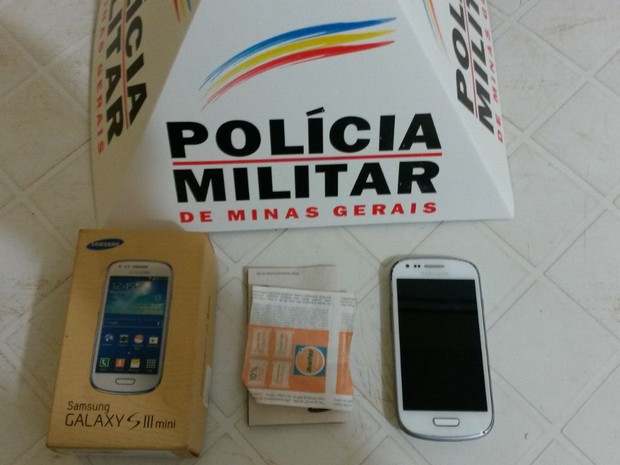 Celular foi encontrado com os autores do crime (Foto: Polícia Militar/Divulgação)