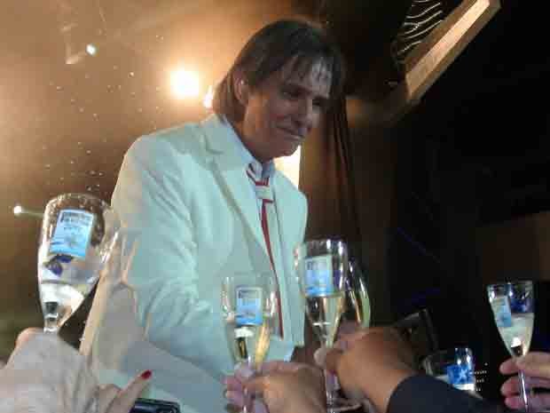 Roberto Carlos brinda fãs com champagne (Foto: Flávia Mantovani/G1)