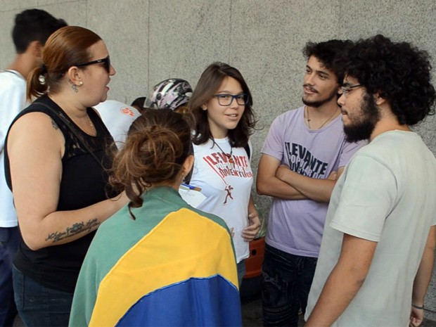 G1 Grupo protesta contra aumento da tarifa de ônibus em Poços de