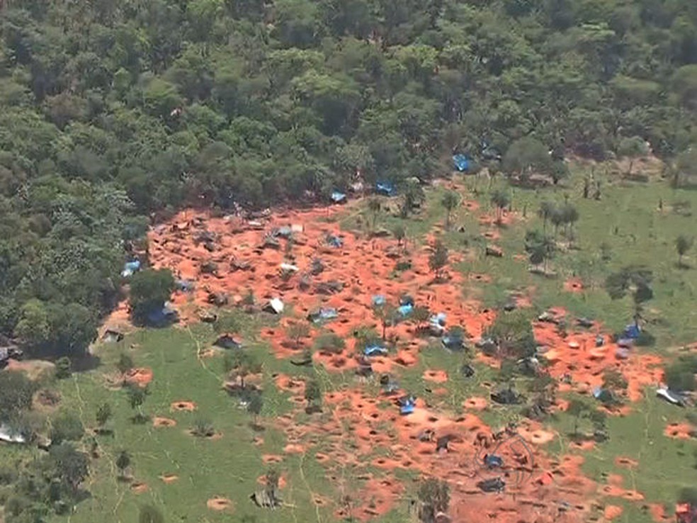 Imagem aérea feita em 2015 mostra primeiras invasões na Serra da Borda, em Pontes e Lacerda (Foto: Reprodução/TVCA)