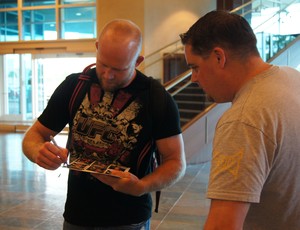 Eric Puhacz mostra coleção de cards para o lutador Tim Boetsch (Foto: Evelyn Rodrigues)