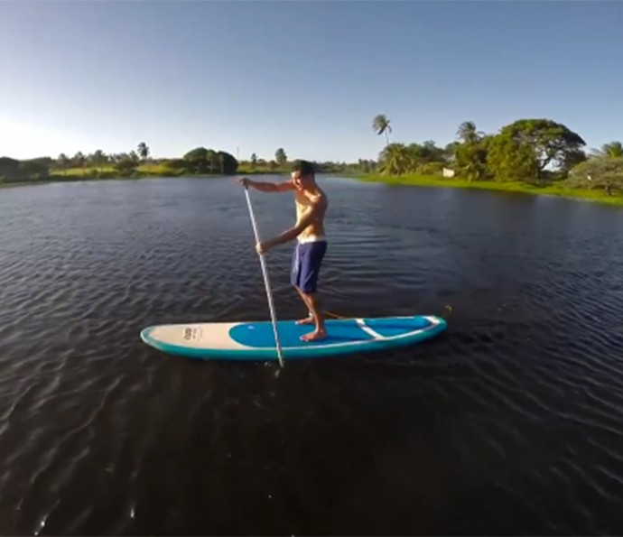 Ricardo Vianna curtiu o dia fazendo stand up paddle (Foto: Gshow)