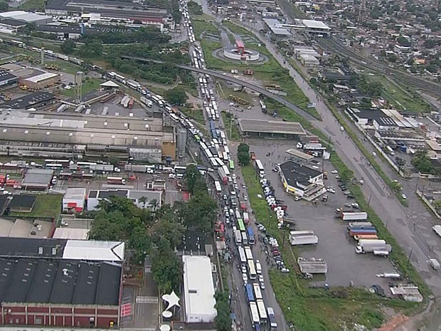 Protesto na BR-101, no Grande Recife (Foto: Reprodução / TV Globo)