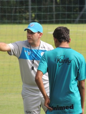 Claudio Tencati orienta Celsinho no treino do Londrina (Foto: Pedro A. Rampazzo/Site oficial do Londrina)
