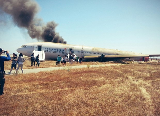 Imagem publicada no Twitter de David Eun, que afirma ser um dos passageiros do voo, mostra pessoas saindo do Boeing 777 após acidente no Aeroporto de San Francisco (Foto: Reprodução/Twitter/Eunner)