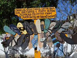 Painel reúne sandálias de borracha (Foto: Jocaff Souza/G1)