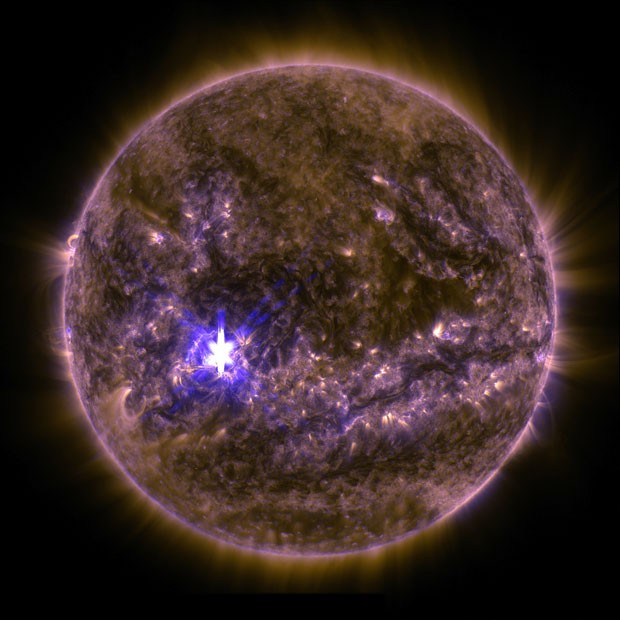  Explosão solar da classe X2.2 é vista no meio do sol na tarde desta quarta-feira (11), em imagem capturada pelo Observatório de Dinâmica Solar da Nasa (Foto:  NASA/GSFC/SDO/Divulgação)