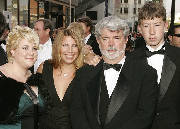 O diretor da saga 'Star Wars', George Lucas, tem três filhos adotivos: Amanda (à dir.), adotada em 1981, Katie (em 1988, à esq.) e Jett (1993, à dir. do pai). Com a atual esposa, a executiva Mellody Hobson, ele teve uma filha em 2013 por meio de uma "barriga solidária" (ou "barriga de aluguel", como se dizia). (Foto: Getty Images)