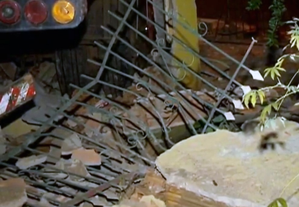 Carreta invadiu uma casa no Conjunto Habitacional Ana Jacinta (Foto: Reprodução/TV Fronteira)