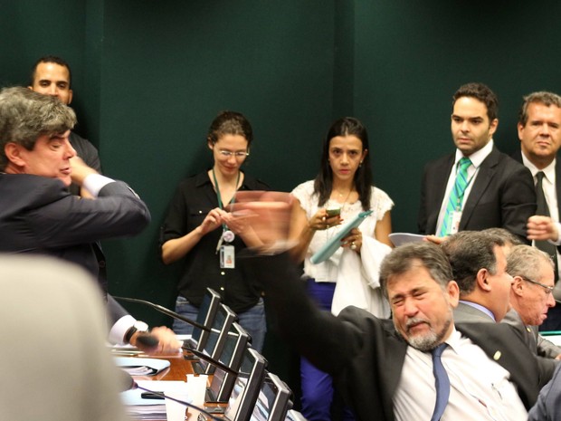 Briga entre deputados no Conselho de Ética (Foto: Charles Sholl/Futura Press/Estadão Conteúdo)