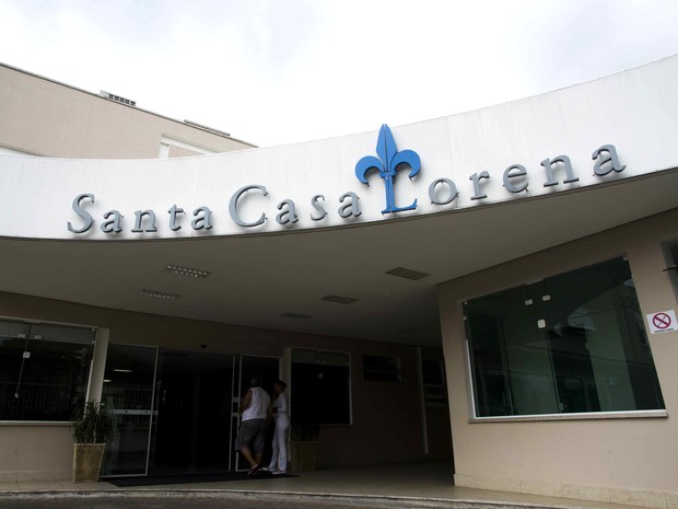 Sophia Abrahão e a mãe deixaram a Santa Casa de Lorena por volta das 12h desta terça-feira (17). (Foto: Thiago Leon/THXPHOTO)