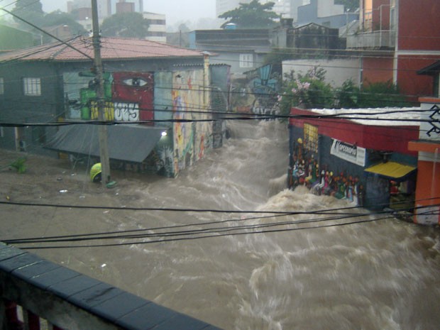 Região da Vila Madalena, na Zona Oeste de SP, que tradicionalmente sofre com os alagamentos também ficou inundada com a chuva desta quinta (Foto: Michele Bittencourt/VC no G1)