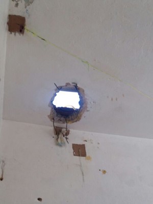 Bandidos fugiram por um buraco no teto da cela (Foto: Francieli Alonso/RBS TV)