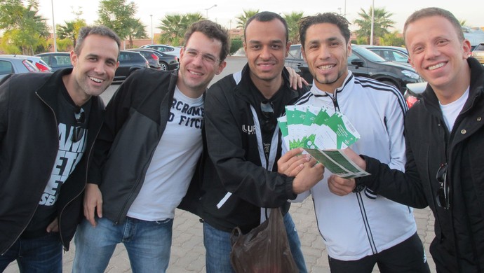 torcedores Atlético-MG vendendo ingressos jogador dine Raja Casablanca (Foto: Alexandre Alliatti)
