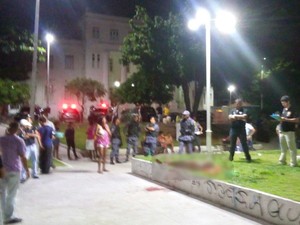 Homem é morto a facadas em praça pública na cidade de São Luís, MA (Foto: Francisco Batalha / TV Mirante)