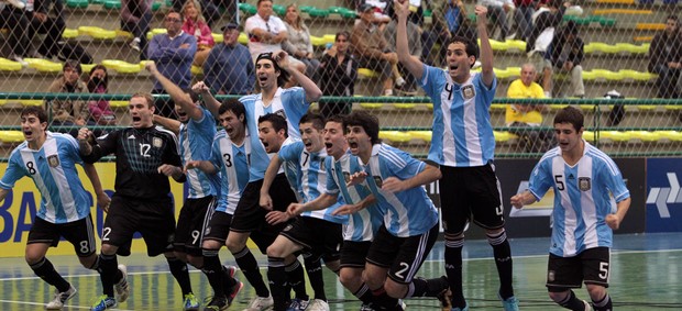 Argentinos comemoram título nas Eliminatórias de futsal (Foto: Zerosa Filho/CBFS)