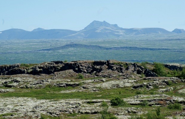 Uma série de falhas geológicas paralelas marca o local onde funcionou o proto-parlamento de Þingvellir  (Foto: © Liana John)
