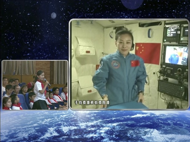 A astronauta chinesa Wang Yaping, de 33 anos, respondeu perguntas de crianças durante a "aula espacial" (Foto: AP Photo/CCTV via AP Video)