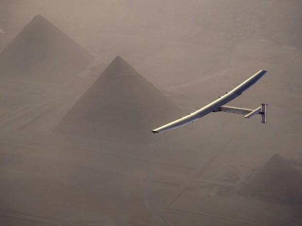 O Solar Impulse 2, avião movido a energia solar pilotado pelo suíço Andre Borschberg, é visto enquanto cruza o céu em Cairo, no Egito, perto das pirâmides de Giza (Foto: Jean Revillard/SI2/Divulgação/via Reuters) O Solar Impulse 2, avião movido a energia solar pilotado pelo suíço Andre Borschberg, é visto enquanto cruza o céu em Cairo, no Egito, perto das pirâmides de Giza (Foto: Jean Revillard/SI2/Divulgação/via Reuters)