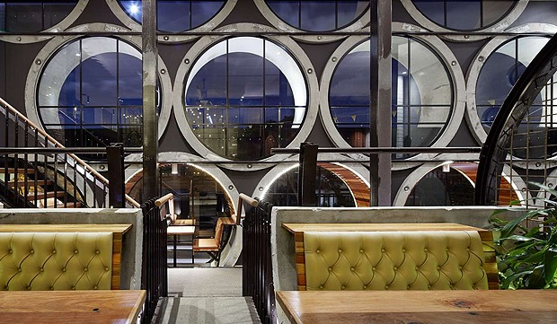 Hotel foi construído com tubulações de concreto na Austrália. Agora é finalista na categoria Bar e Casa Noturna (Foto: Divulgação/Architizer A+ Awards)