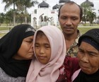 Menina da Indonésia revê família (Junaidi Hanafiah/Reuters)