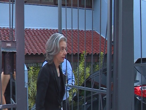 Cármen Lucia deixa a residência da filha de Teori em Porto Alegre (Foto: Reprodução/RBS TV)