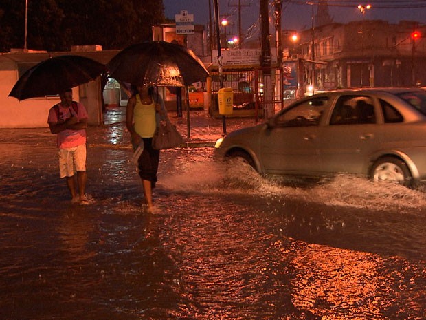 Chuva forte deixa bairros de Salvador alagados nesta quarta-feira (Foto: Imagens/ TV Bahia)
