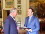 Kevin Spacey recebe honraria da Coroa britânica