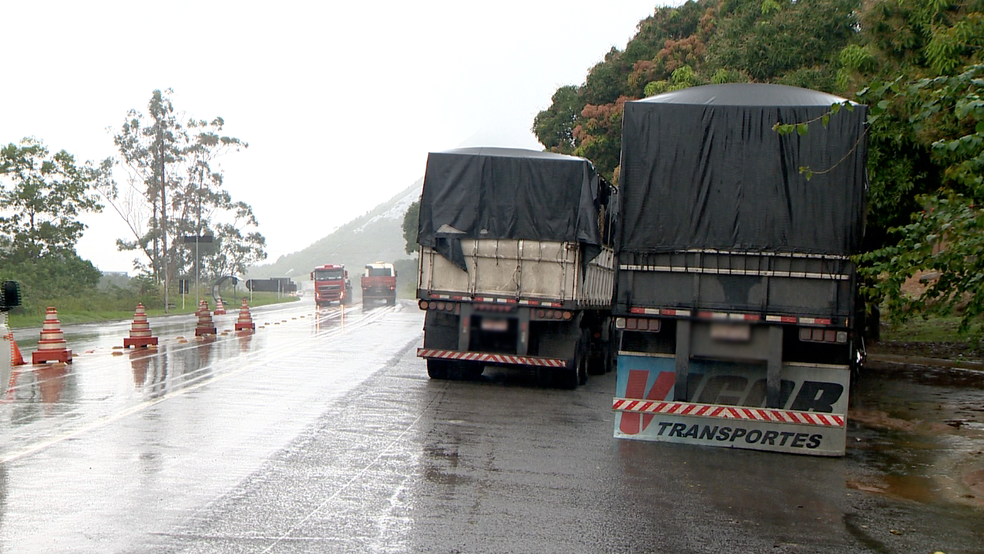 Carretas são apreendidas com 35 toneladas de excesso de carga (Foto: Reprodução/ TV Gazeta)