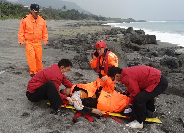 Tseng Lien-fa recebe atendimento ao ser resgatado após ficar 60 horas à deriva em Taiwan (Foto: Taiwan's Coast Guard/AFP)