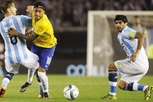 Brasil e Argentina ficam no 1 a 1 em jogo movimentado em Buenos Aires (Reuters)