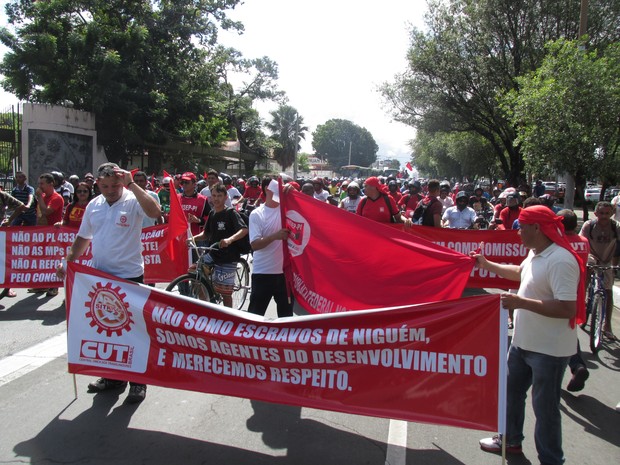 Trabalhadores ocuparam a avenida Frei Serafim em protesto (Foto: Gustavo Almeida/G1)