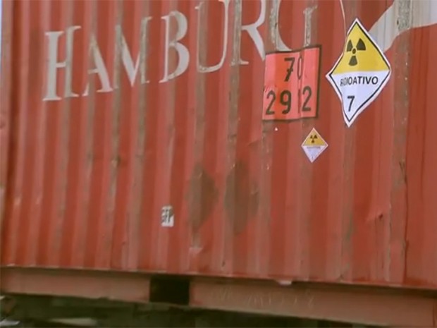 Caminhão possuía adesivo indicando carga radioativa (Foto: Reprodução / TV Tribuna)